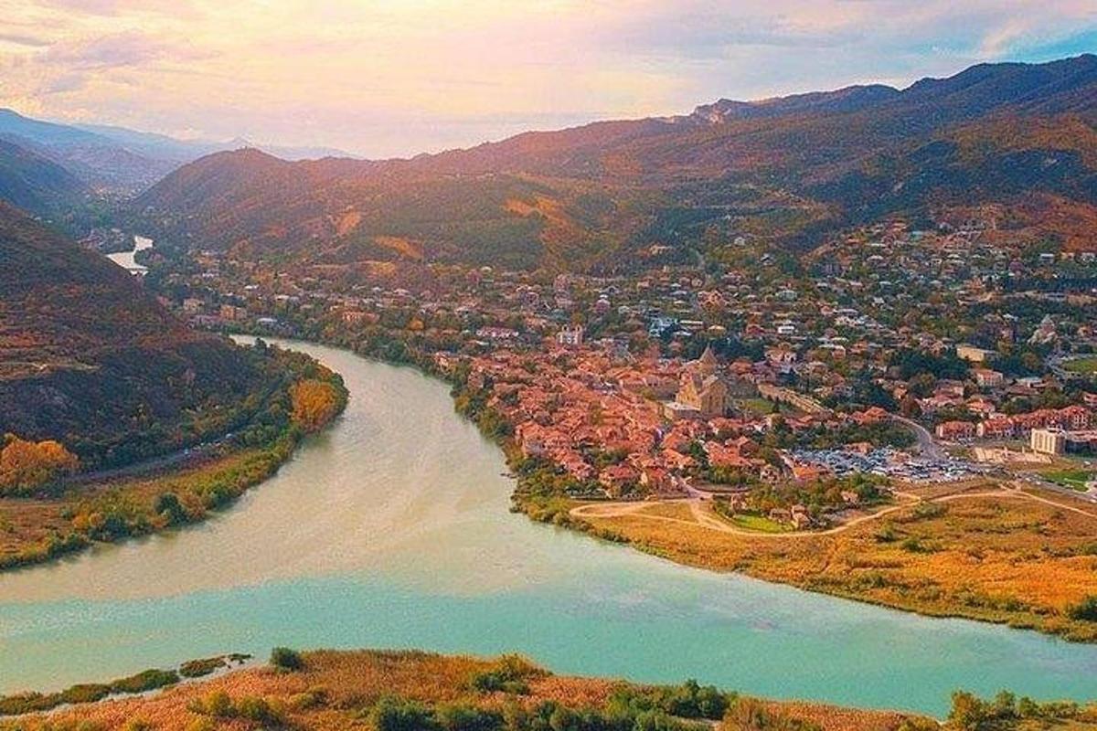 o vedere aeriană a unui oraș de lângă un râu