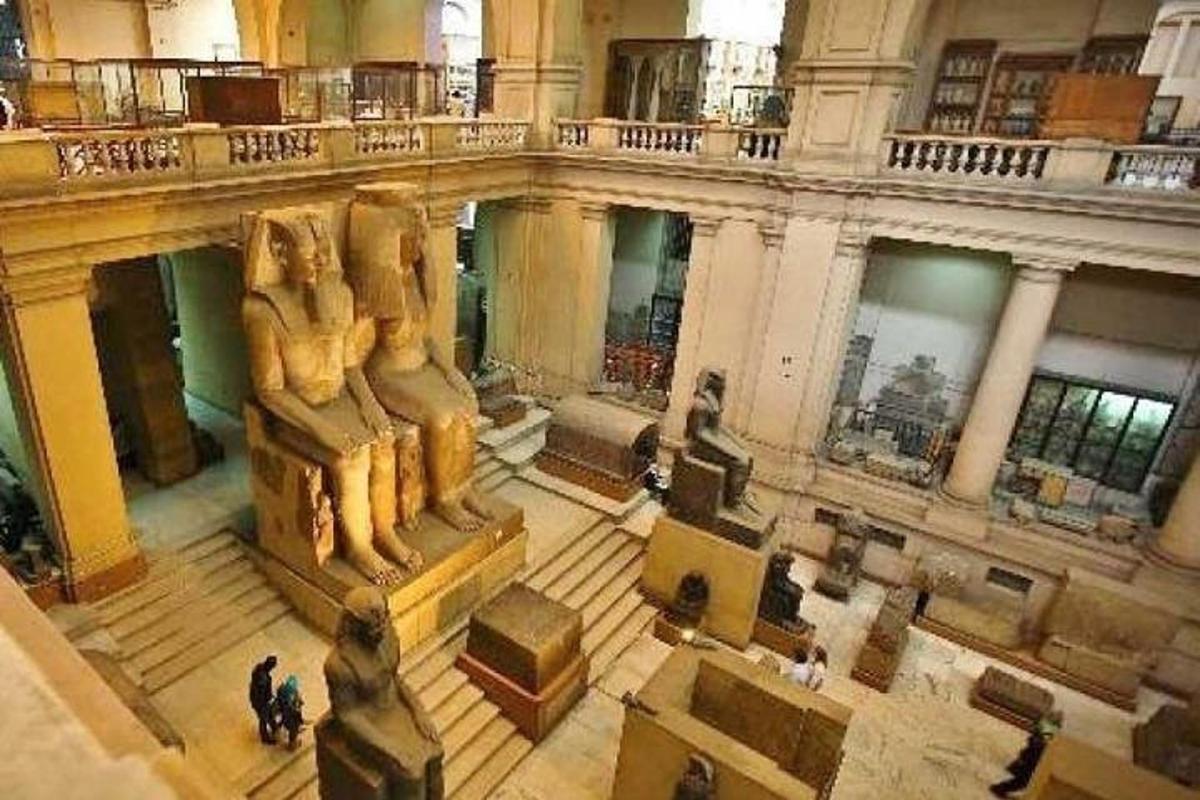 pohled shora na muzeum se sochou