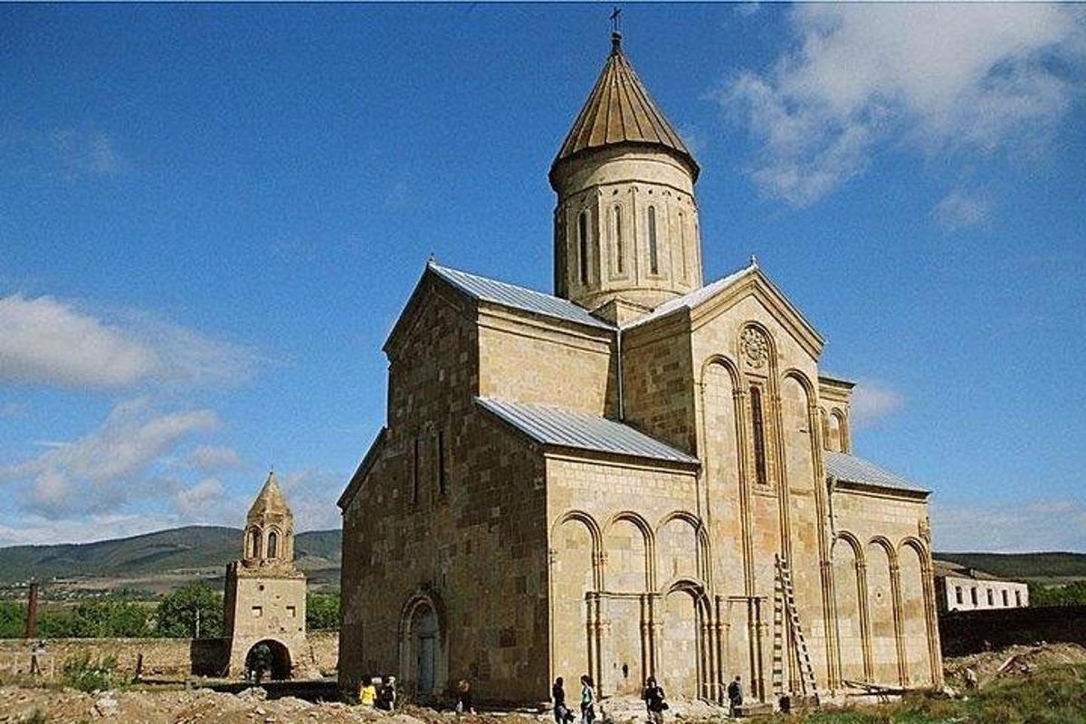 sebuah gereja lama dengan menara di atasnya