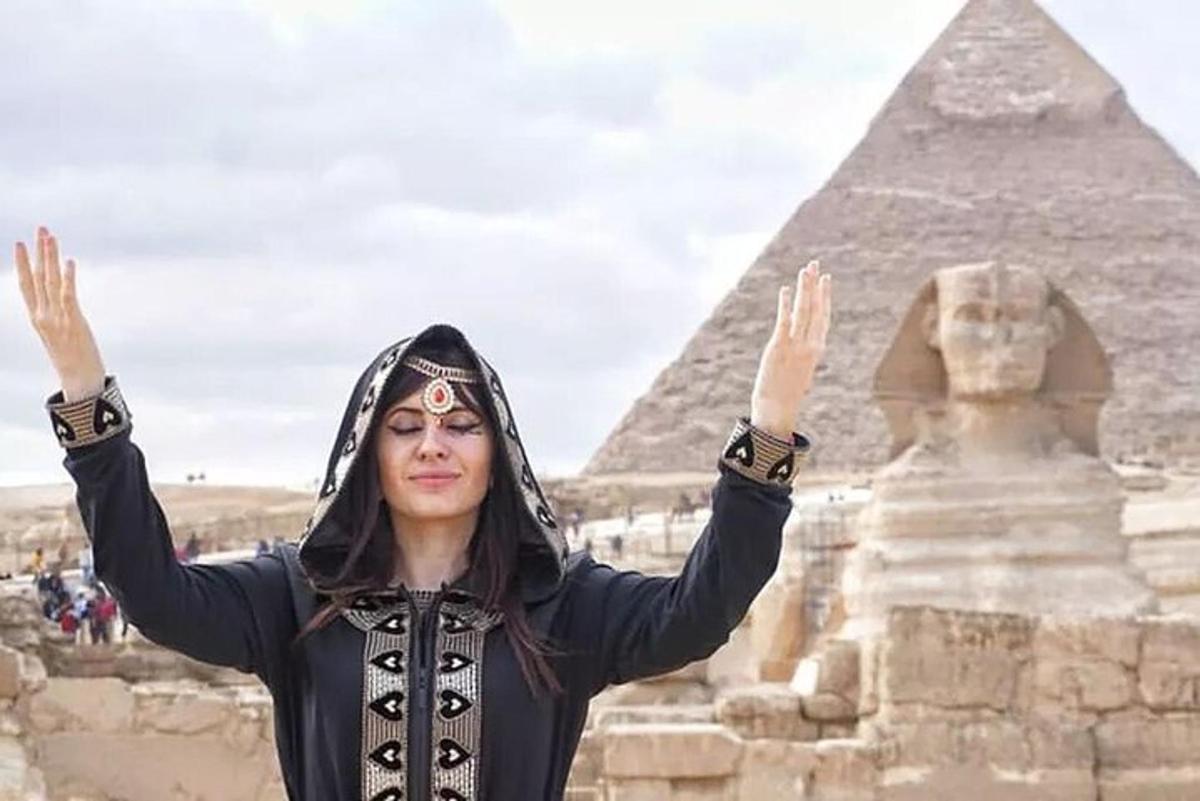 žena stojící před pyramidami