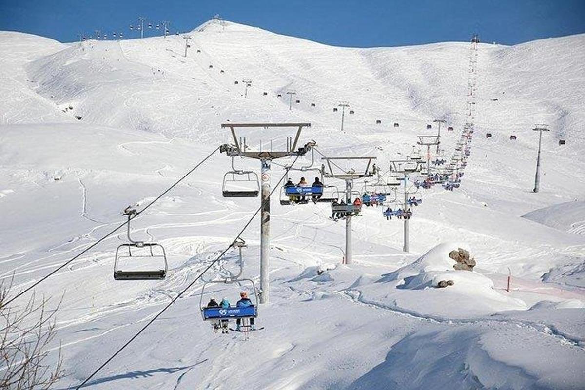 skupina lidí na lyžařském vleku ve sněhu