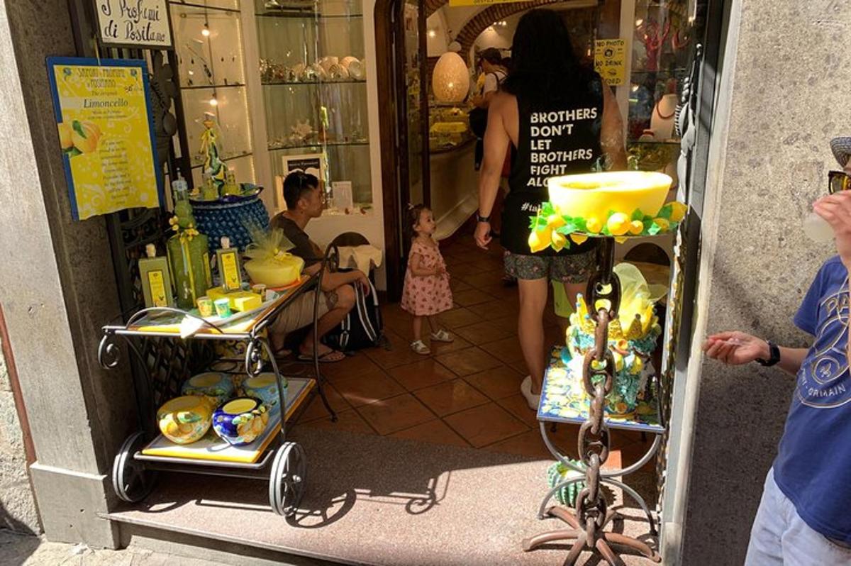 seorang wanita berjalan ke toko dengan seorang gadis kecil di depannya