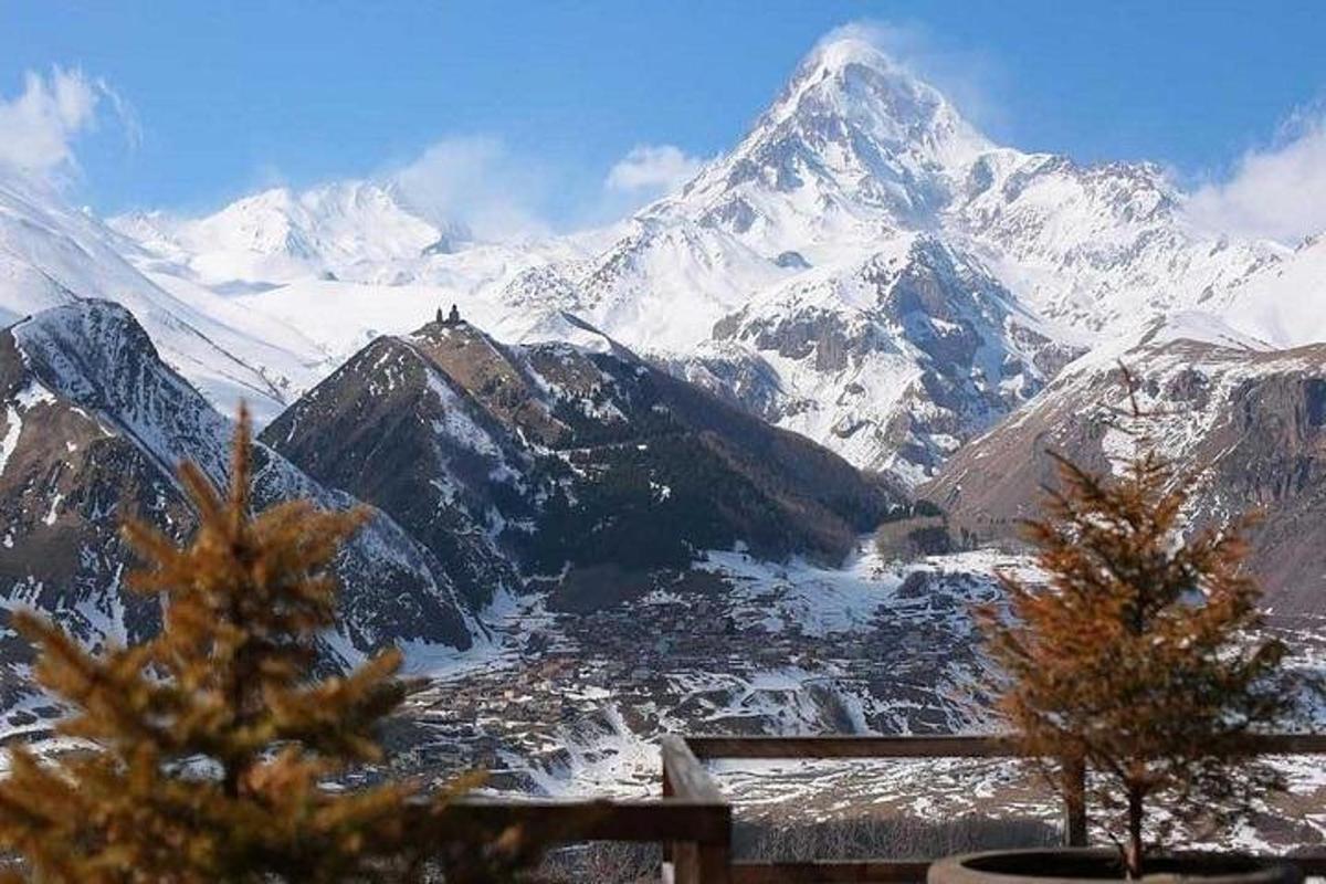 utsikt over et snødekt fjell med en by