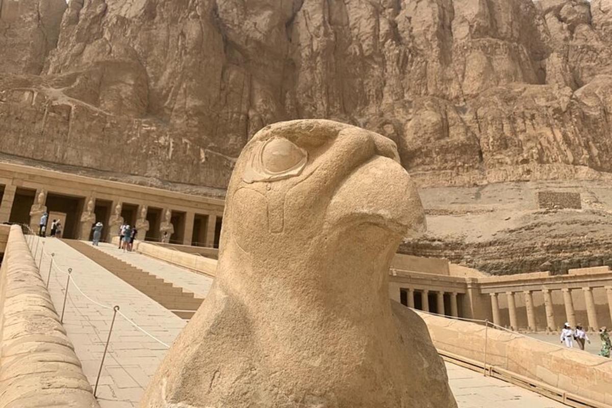 una estàtua d'un lleó davant d'una muntanya