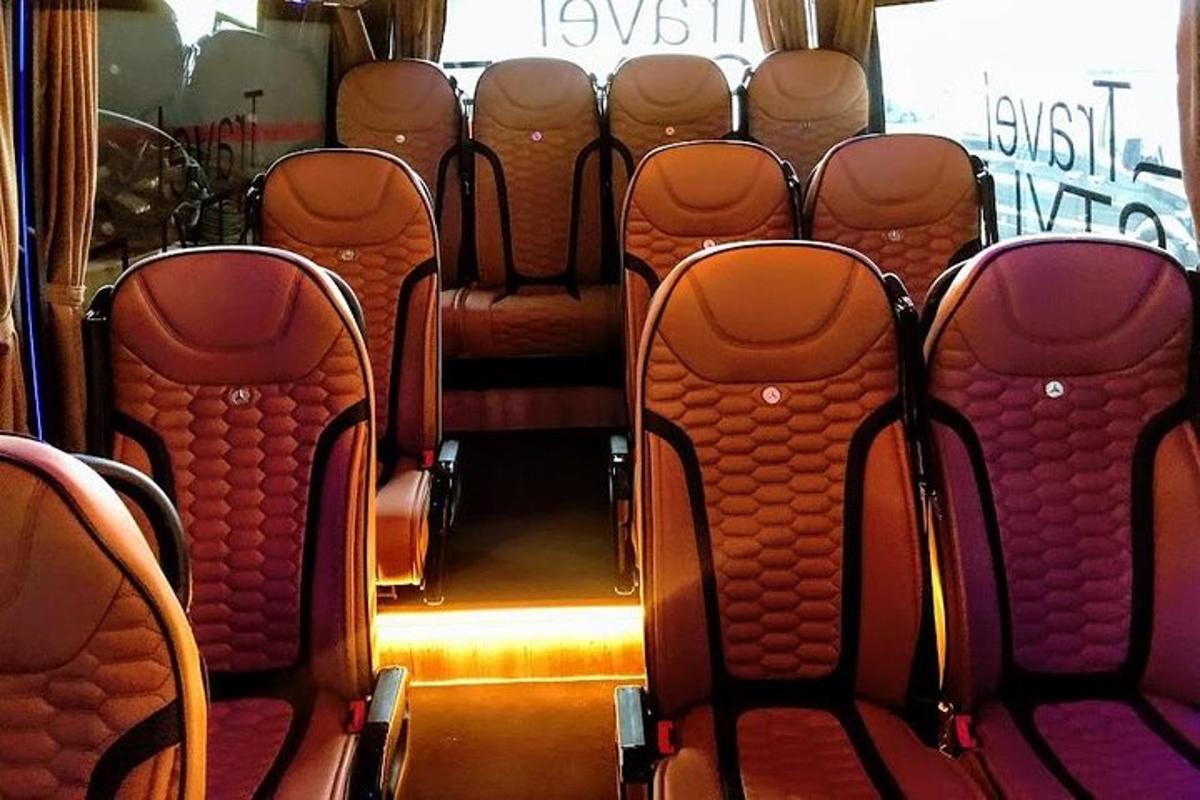 una fila di posti vuoti su un autobus