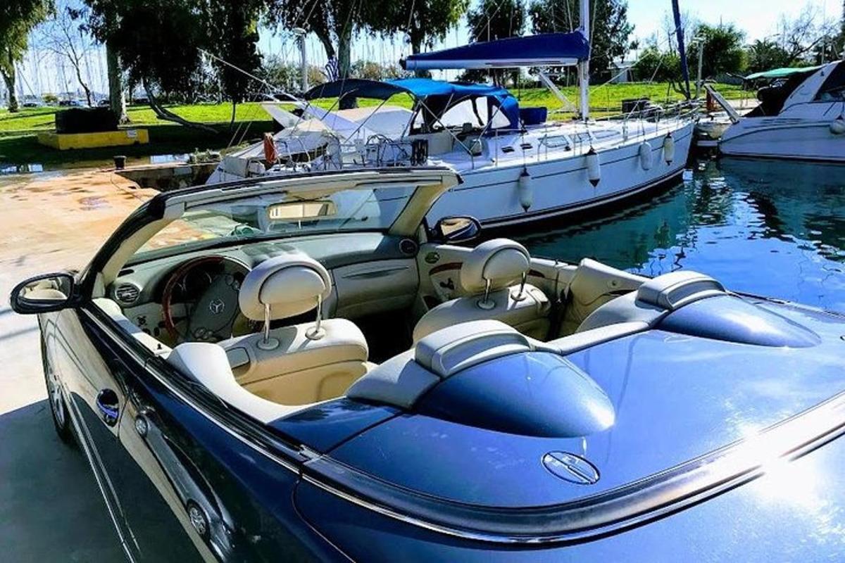 ein blaues Boot liegt im Wasser