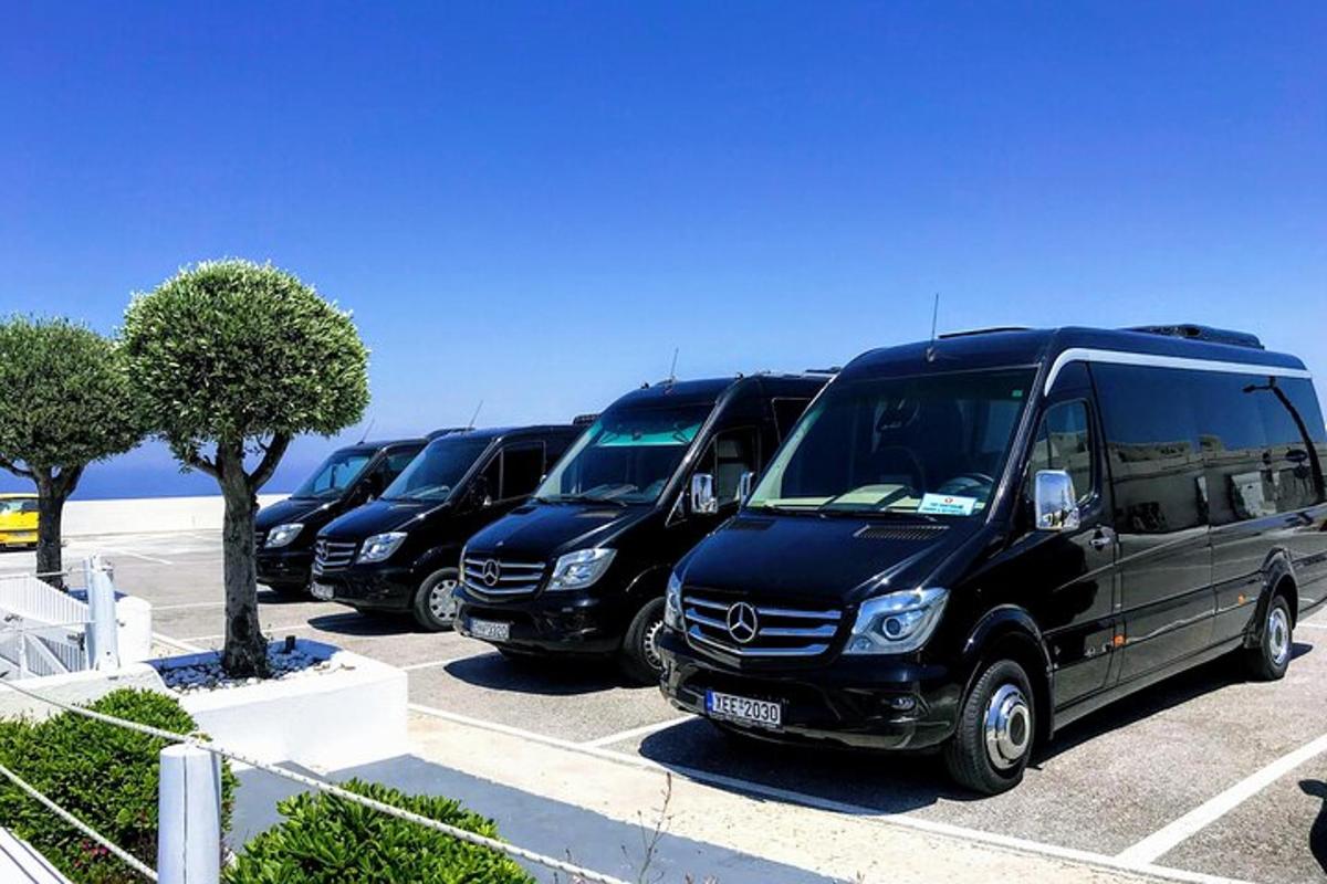 una fila di furgoni neri parcheggiati in un parcheggio