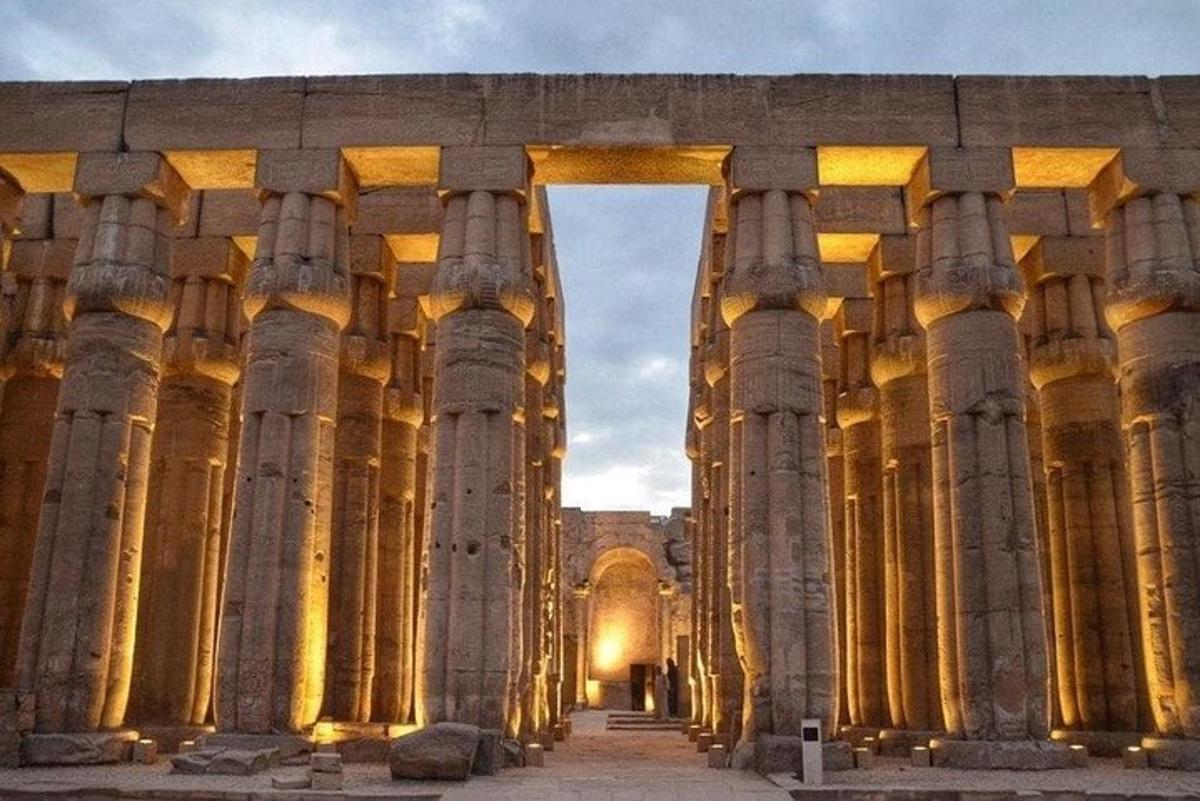 Un edificio antiguo con columnas al anochecer.