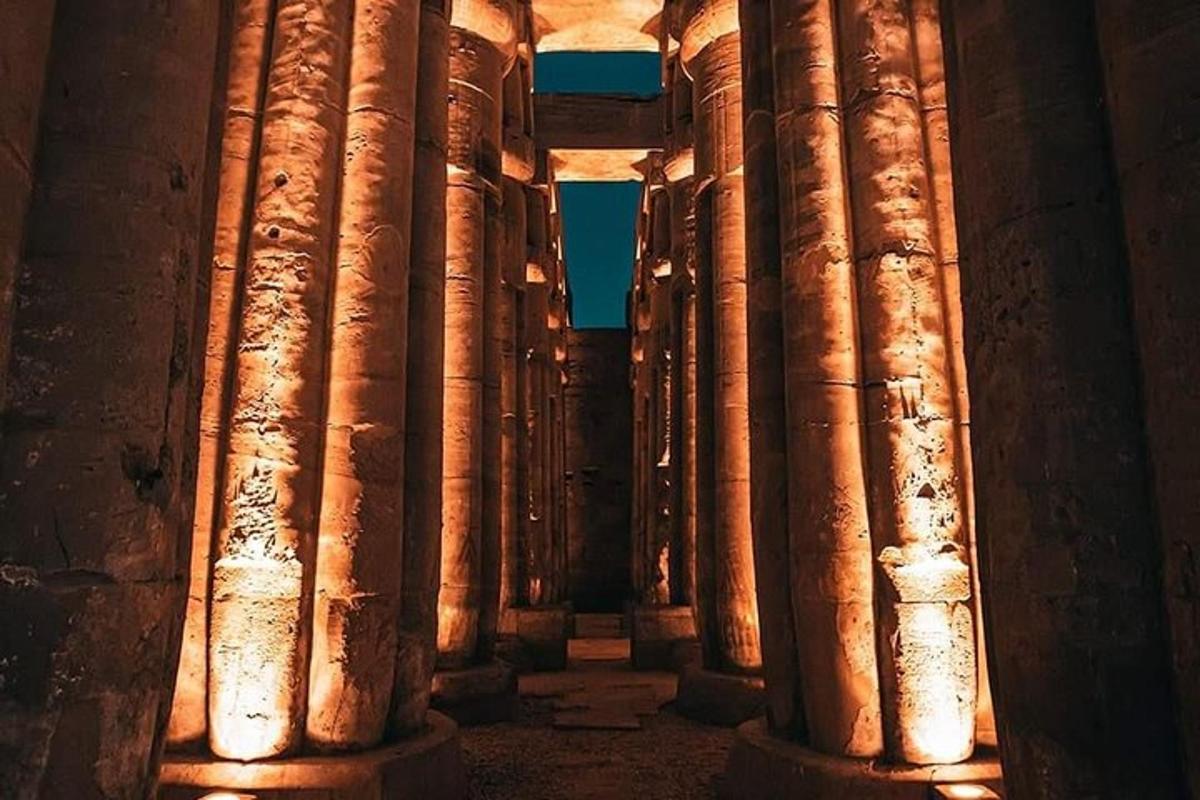 una fila de columnas en un edificio antiguo