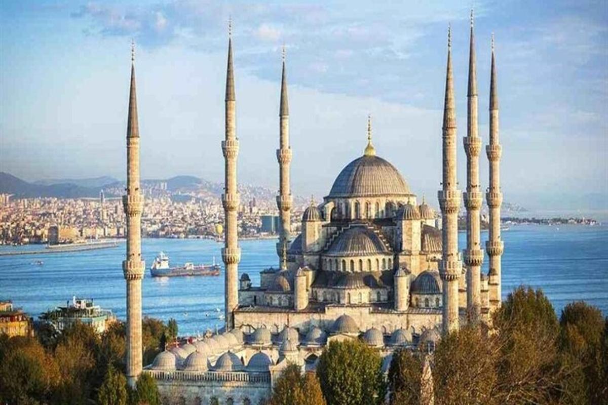 sebuah bangunan dengan dua kubah biru dan dua masjid