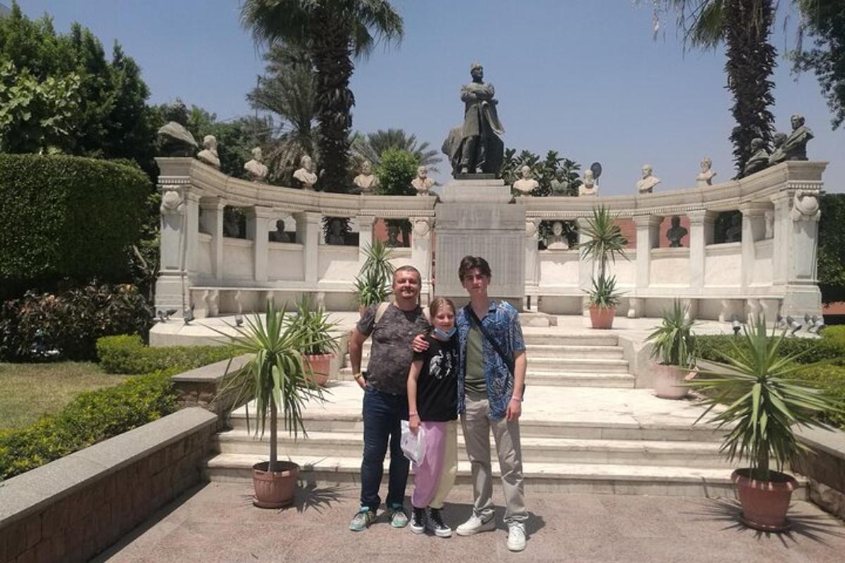 un uomo e una donna in piedi davanti a un monumento
