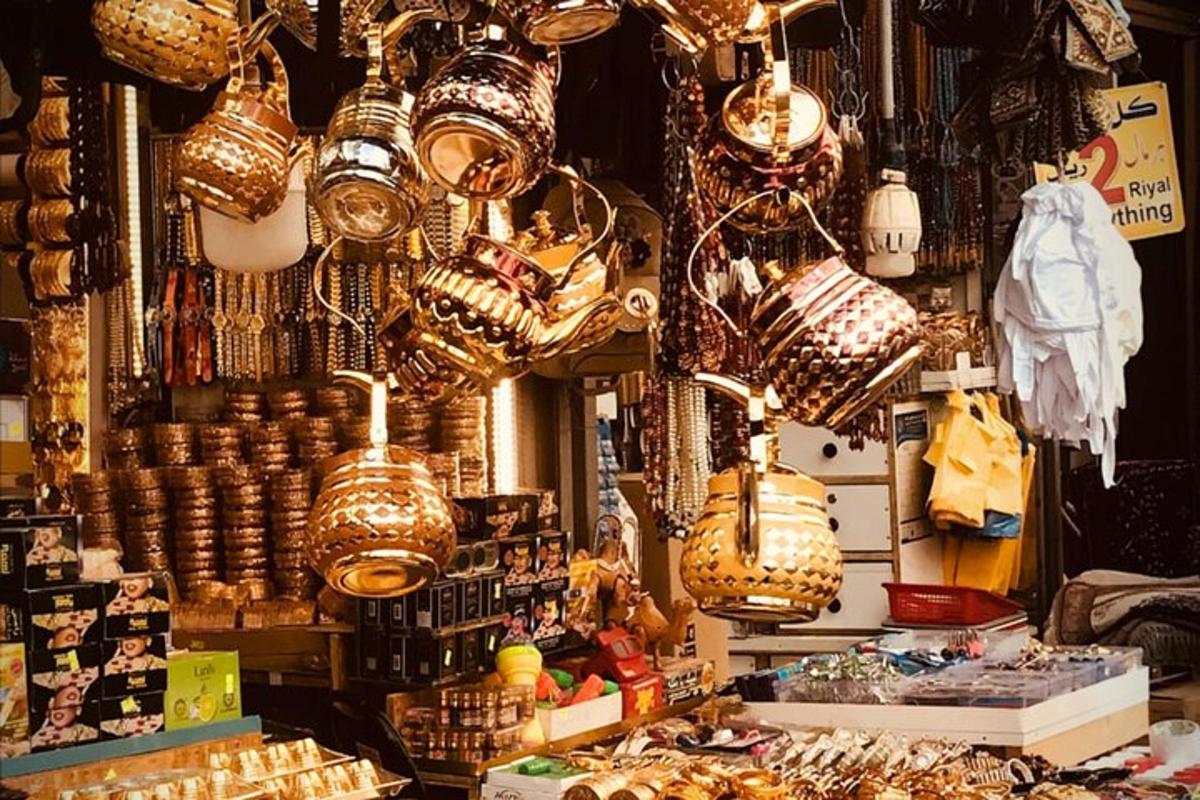 un negozio con tante luci appese al soffitto