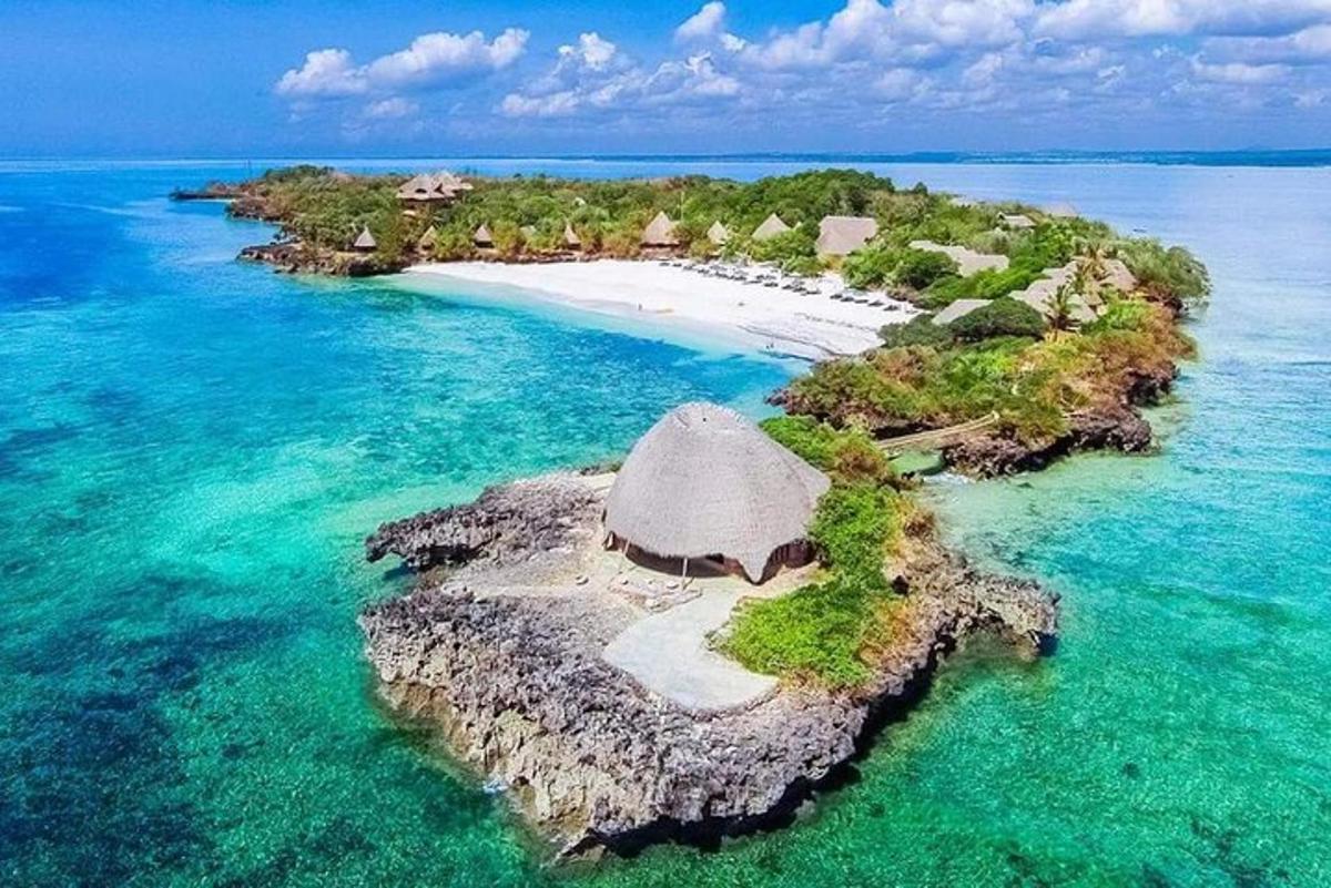 una piccola isola nell'oceano con una spiaggia