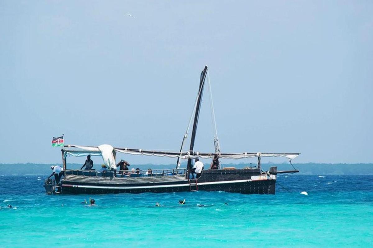 isang bangka sa karagatan na may mga tao dito