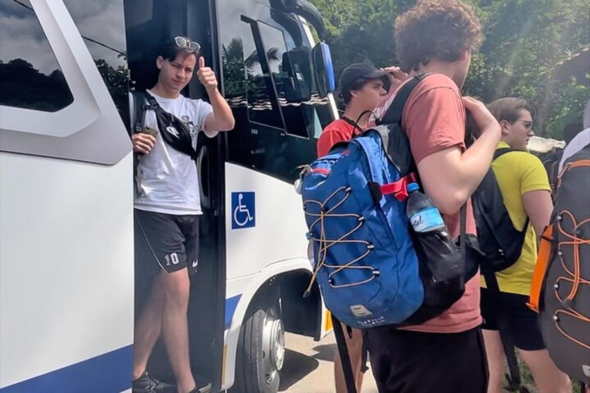 skupina ljudi, ki vstopajo na avtobus