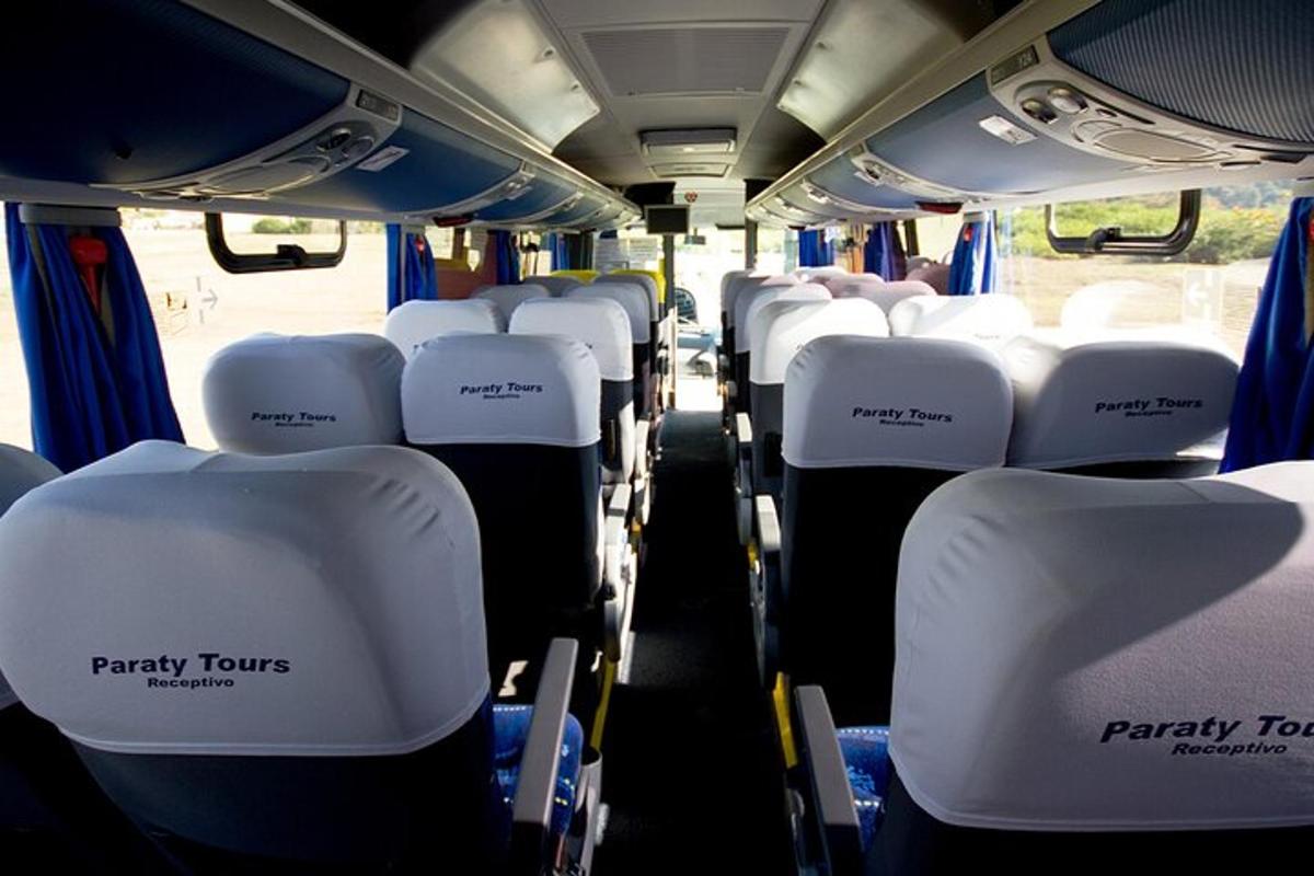 prázdný autobus s bílými sedadly v autobuse