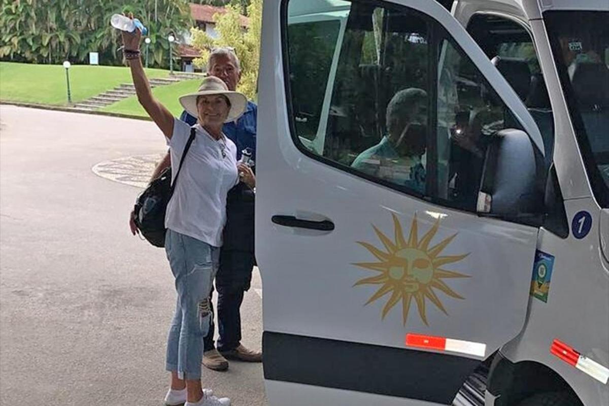 ženska stoji pred avtobusom