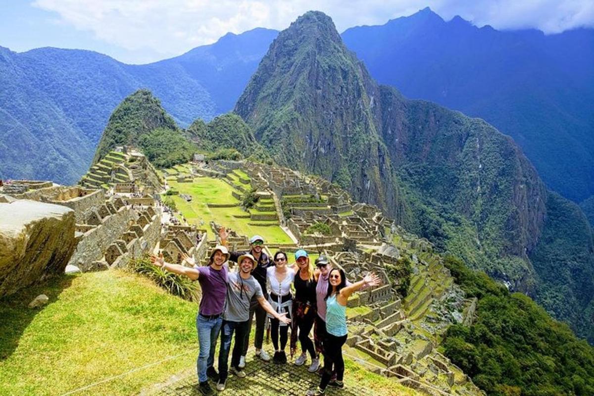 um grupo de pessoas em pé no topo de uma montanha