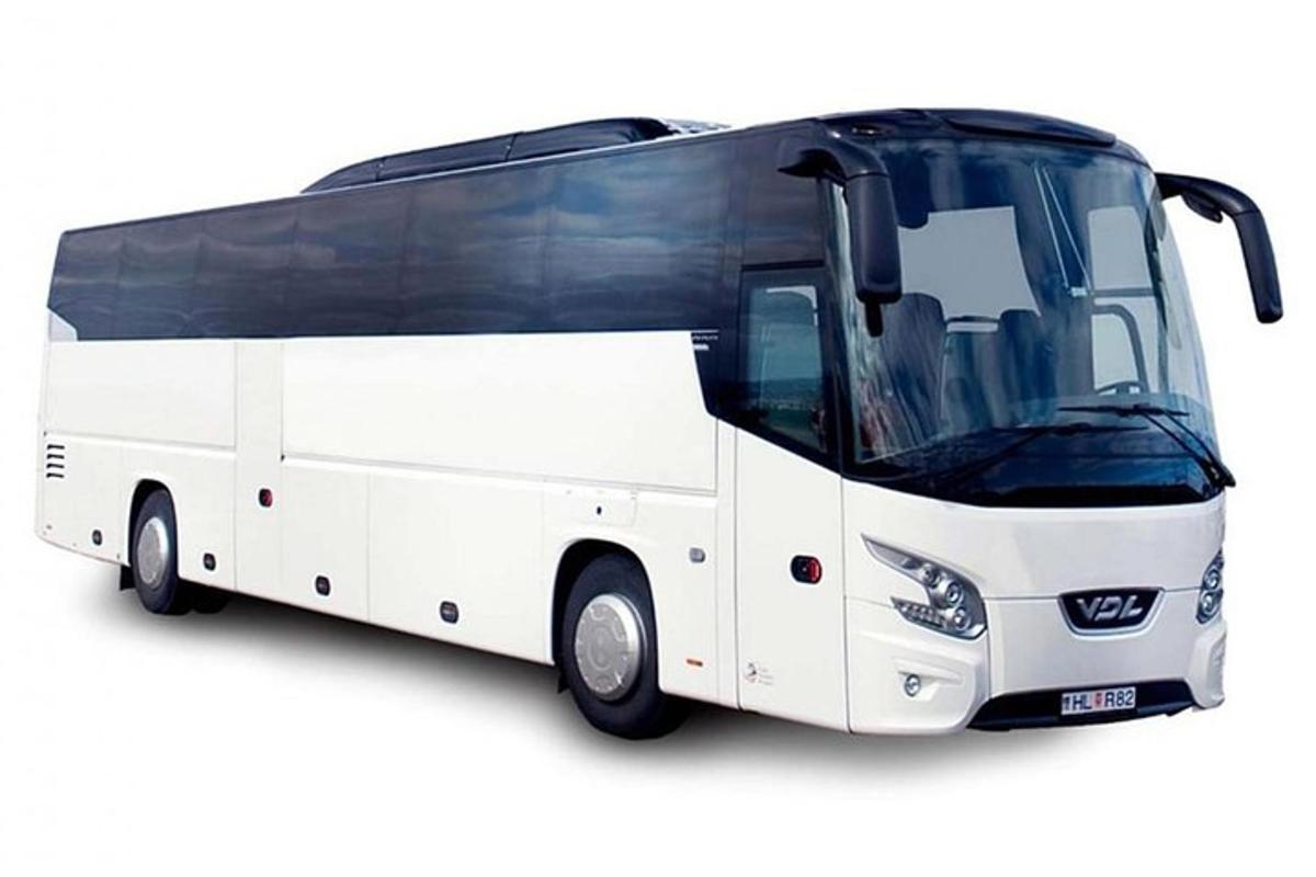 bílý autobus je na bílém pozadí