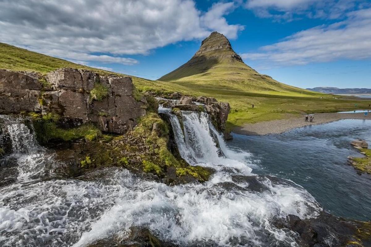 foss með fjalli í bakgrunni