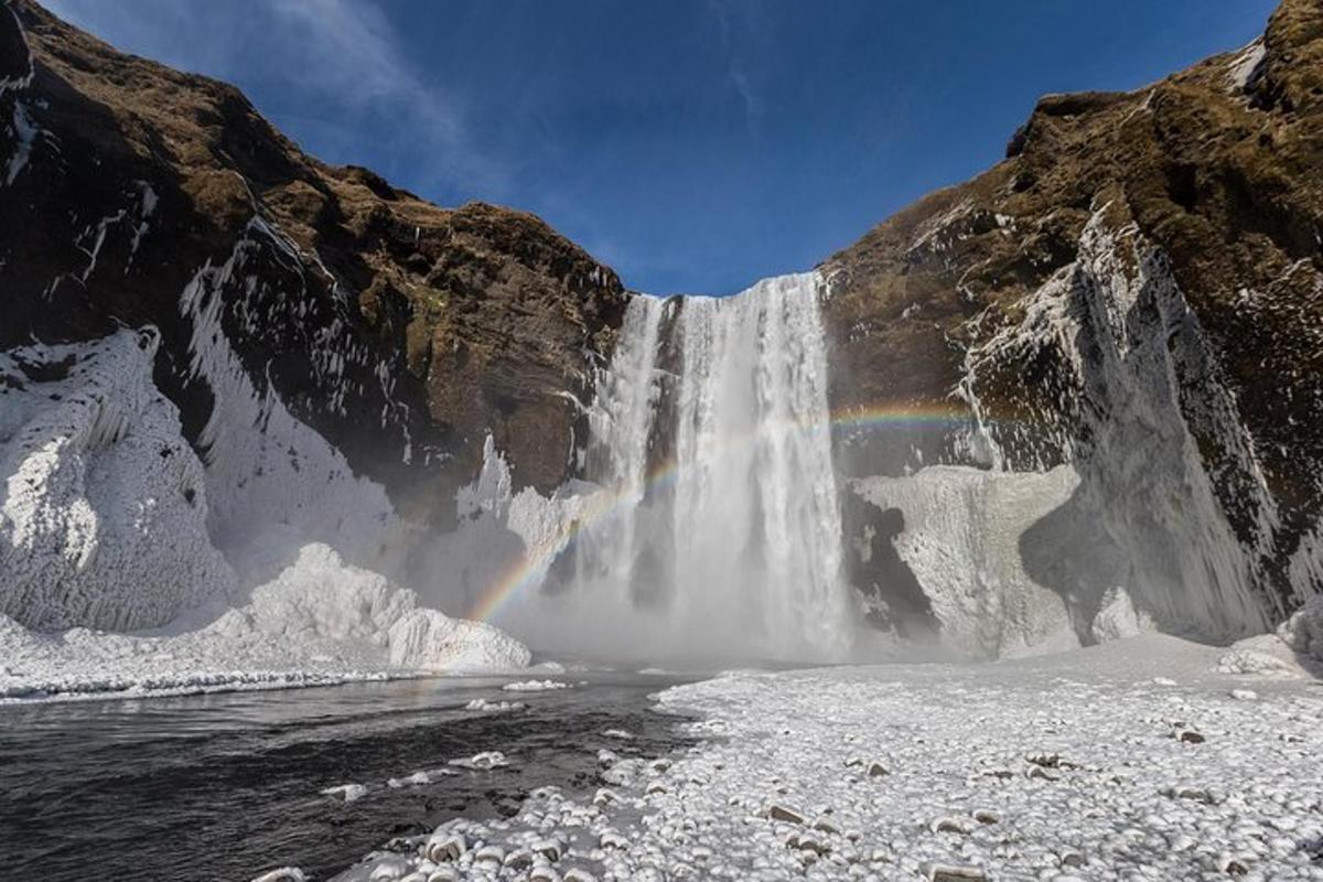 foss með regnboga fyrir framan fjall