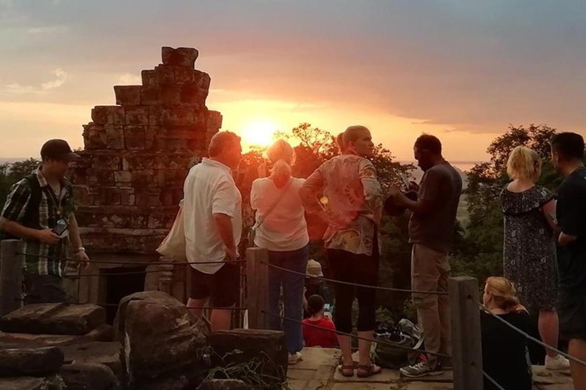 Un grupo de personas de pie frente a un templo.