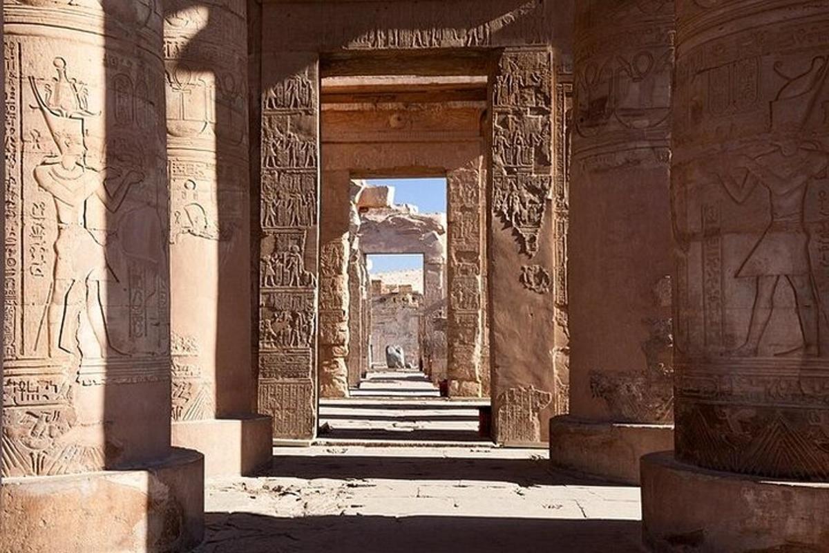 un arc en un edifici antic amb talles