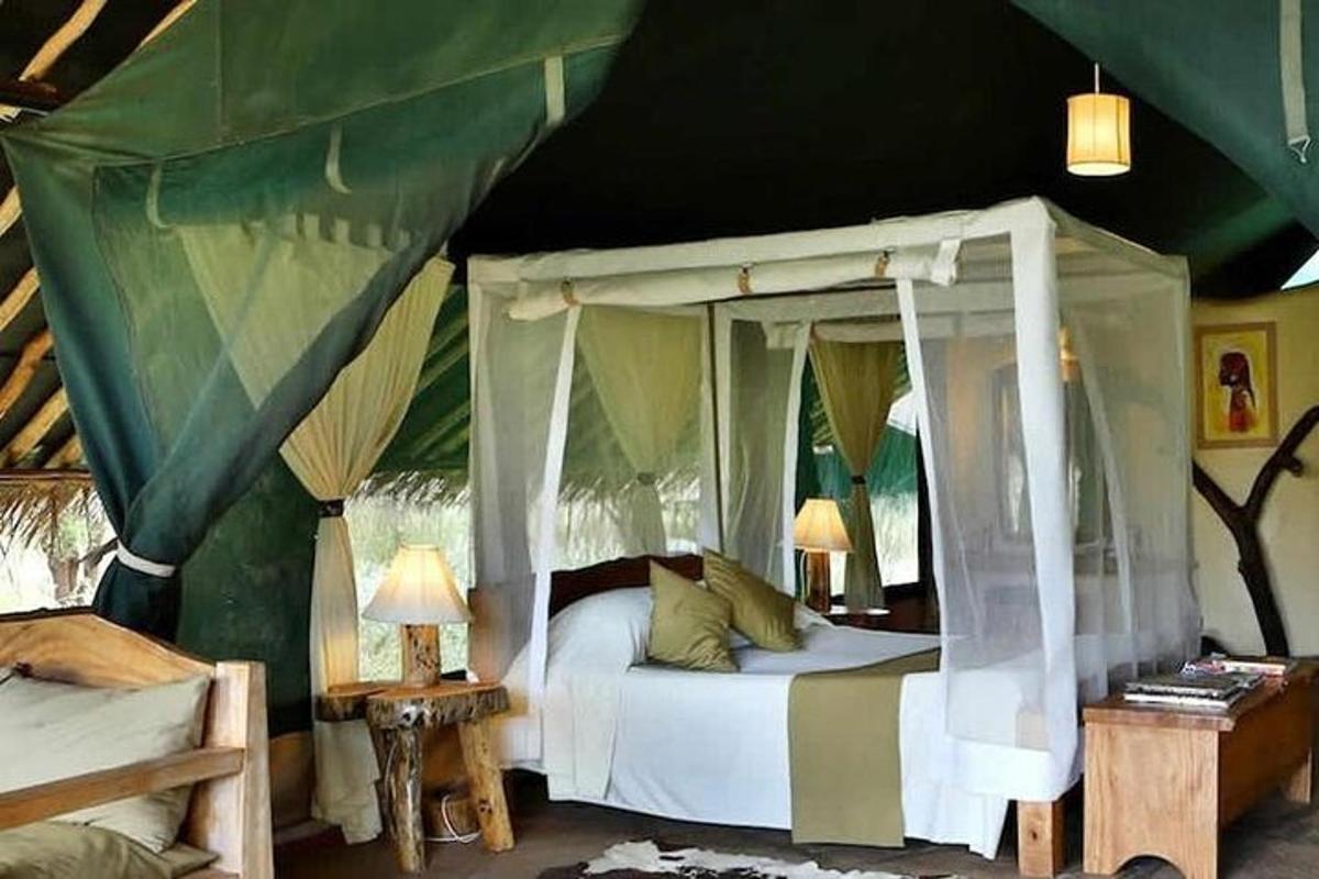 kamar tidur dengan tempat tidur berkanopi