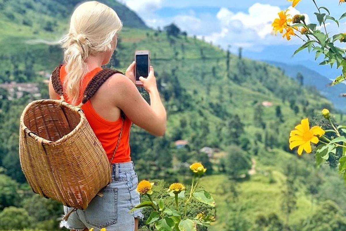 una donna che scatta una foto di una montagna con il suo cellulare