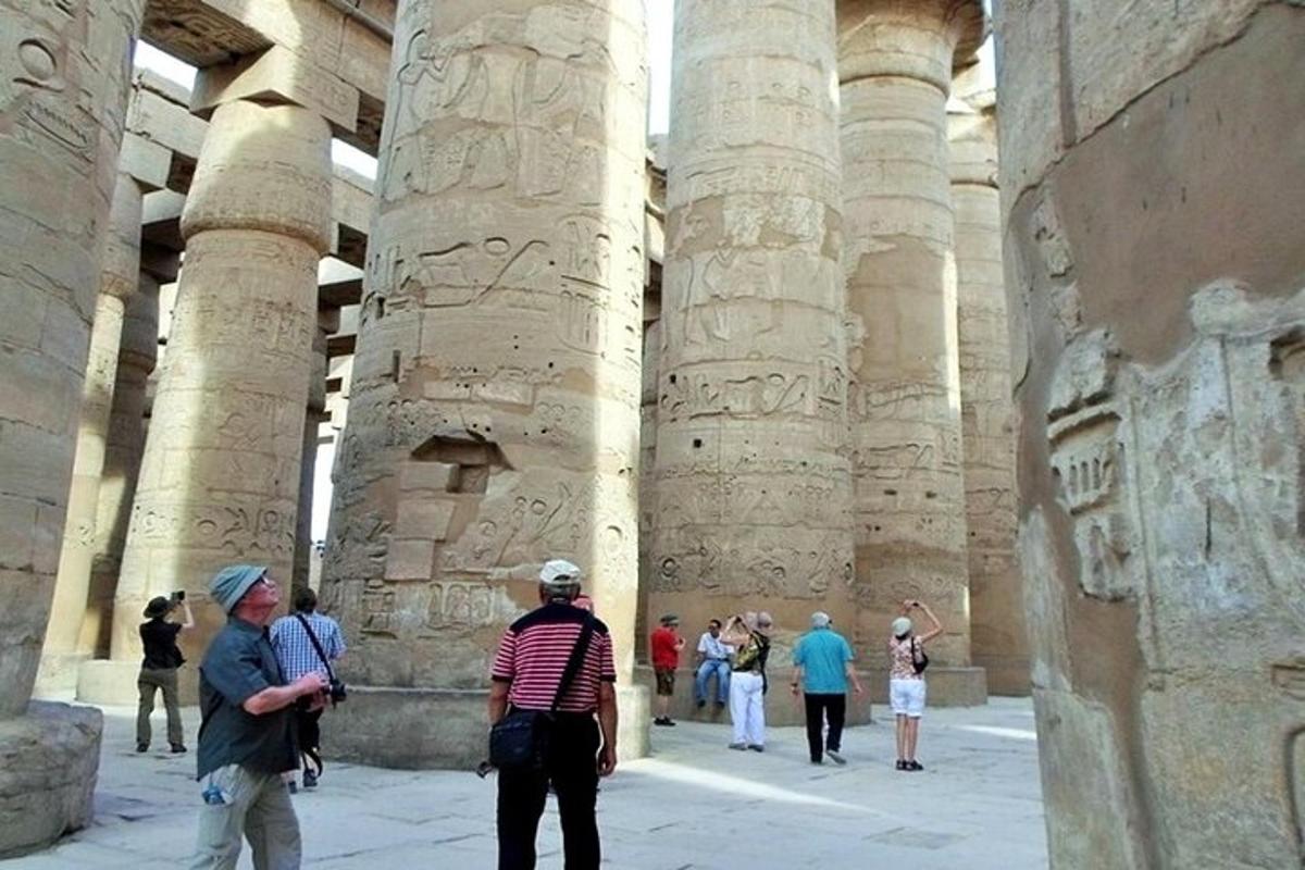 un gruppo di persone in piedi in un edificio con colonne