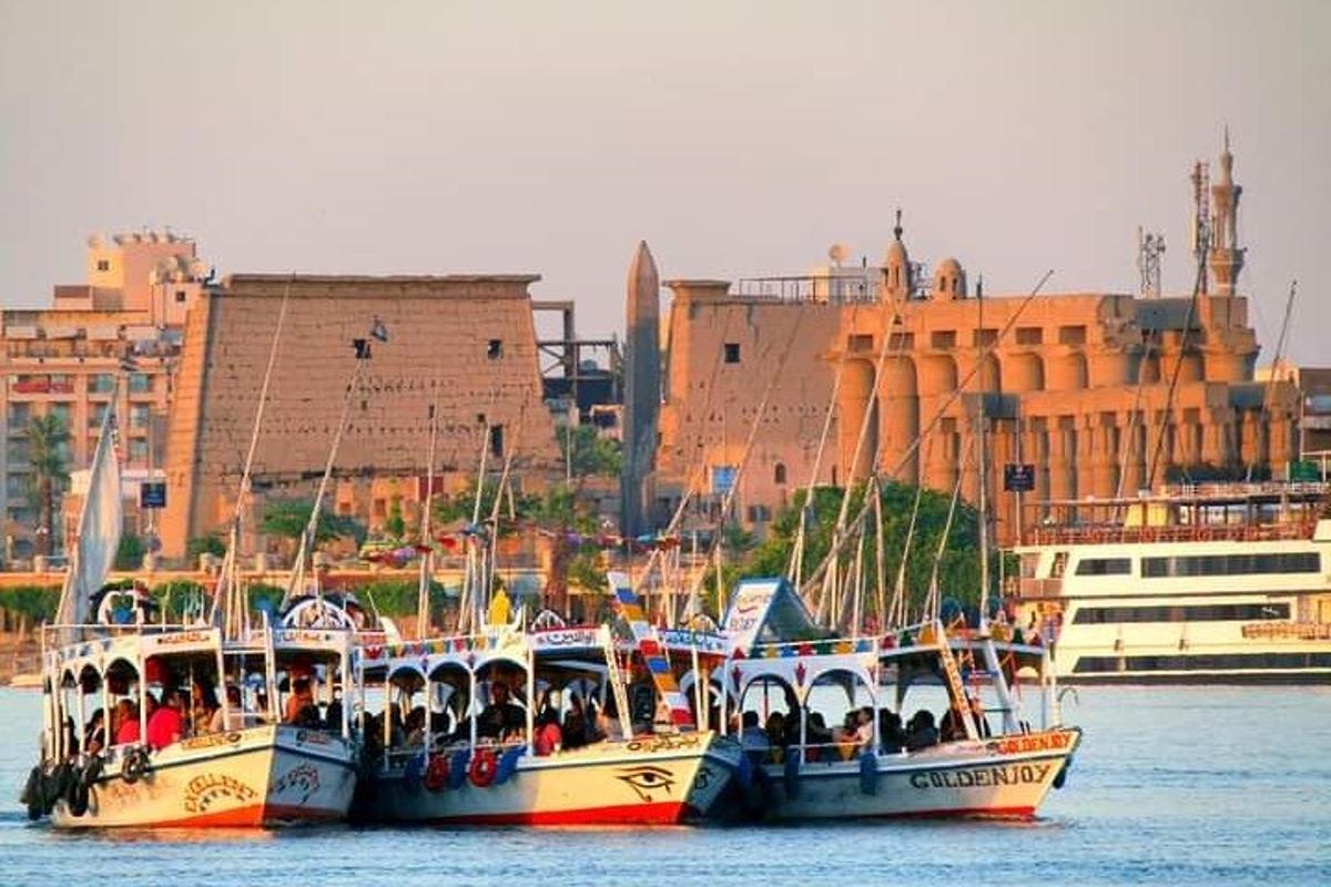 hai chiếc thuyền trên mặt nước trước một thành phố
