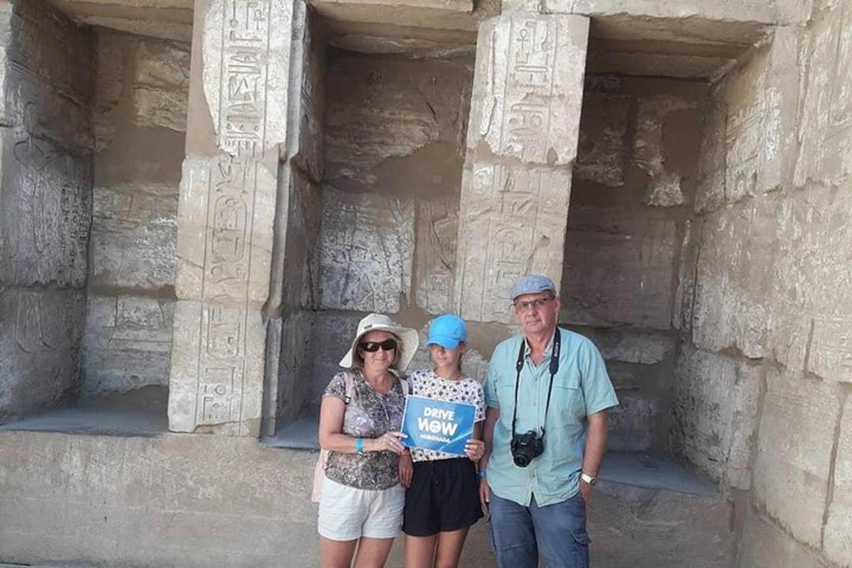 um grupo de pessoas em pé em frente a um templo