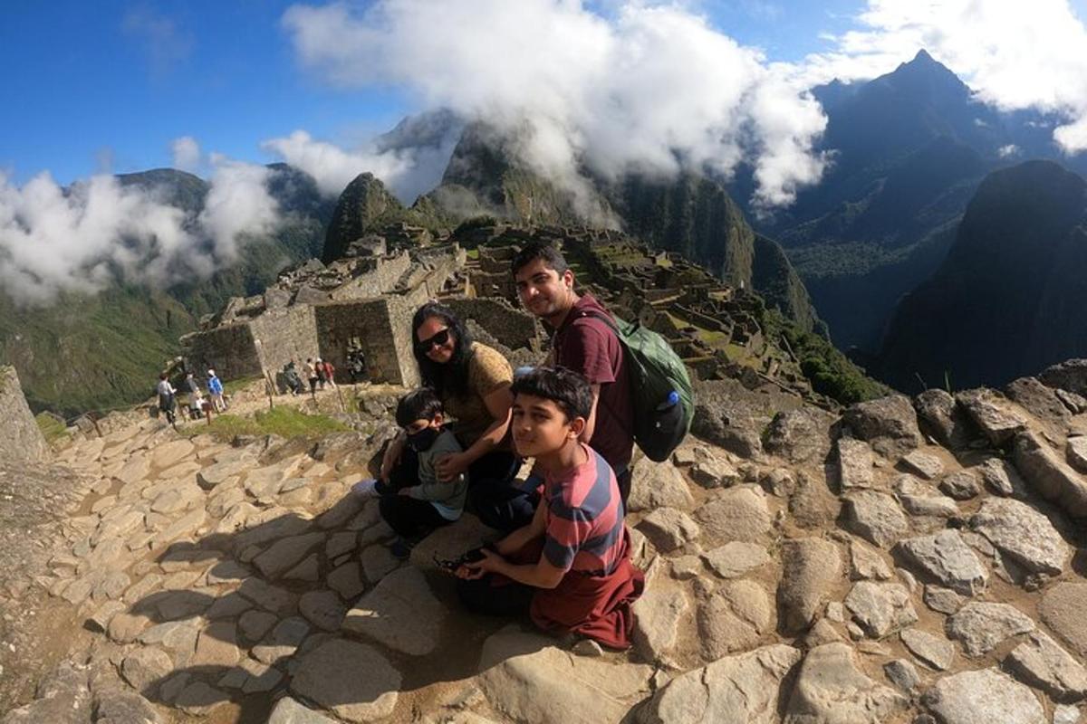 un gruppo di persone sedute in cima a una montagna