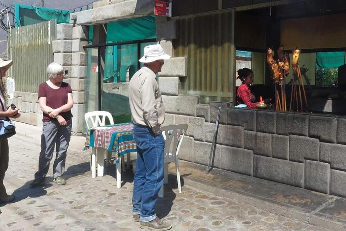 un uomo con un cappello in piedi su una strada