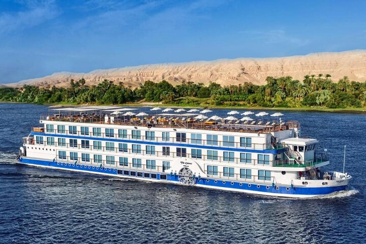 un gran crucero navegando por el agua