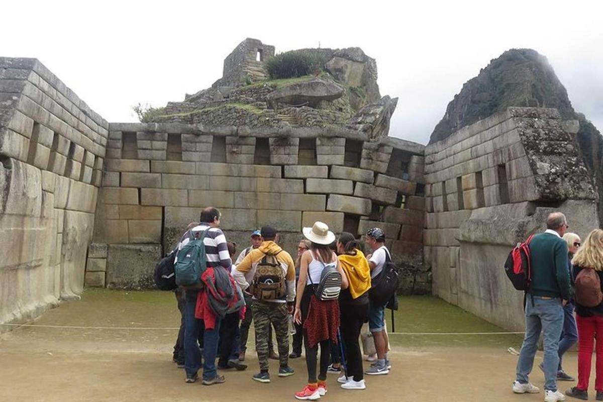 un gruppo di persone in piedi davanti a un muro