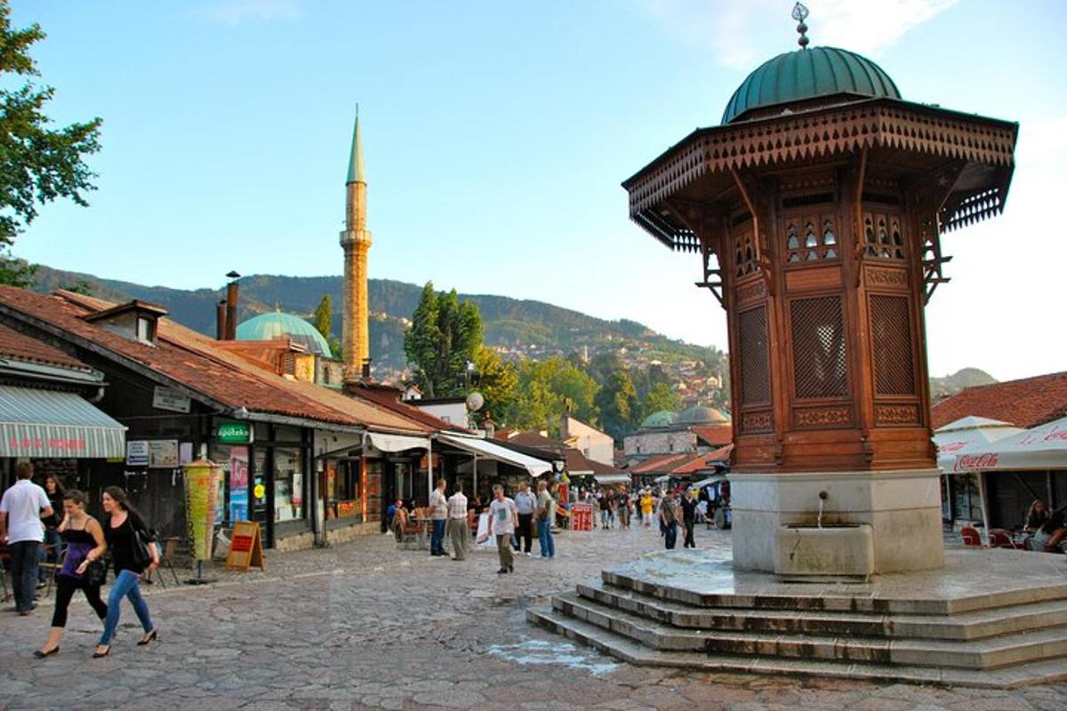 město s hodinovou věží uprostřed ulice