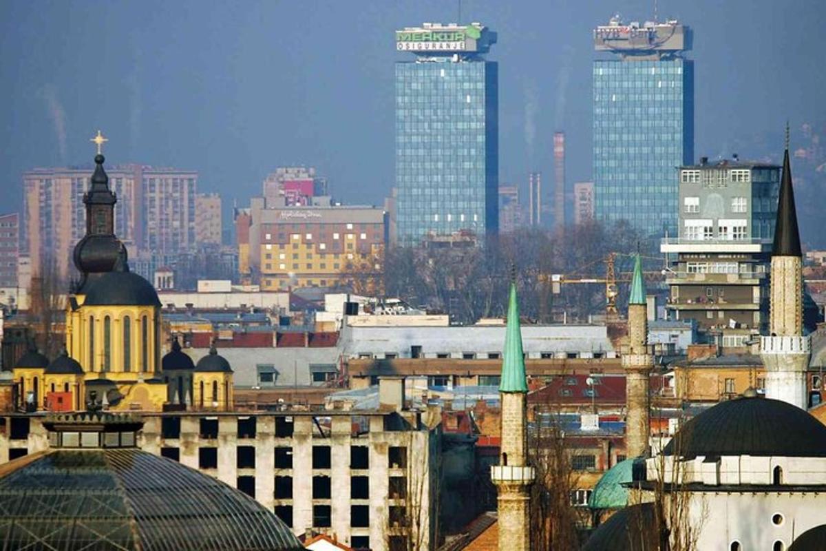 pohled na město s budovami a mešitami