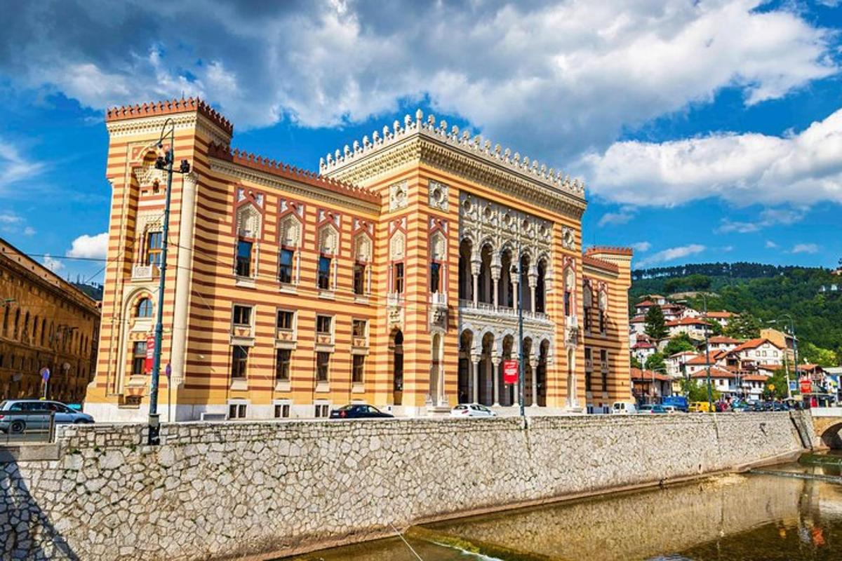 velká cihlová budova vedle řeky a mostu