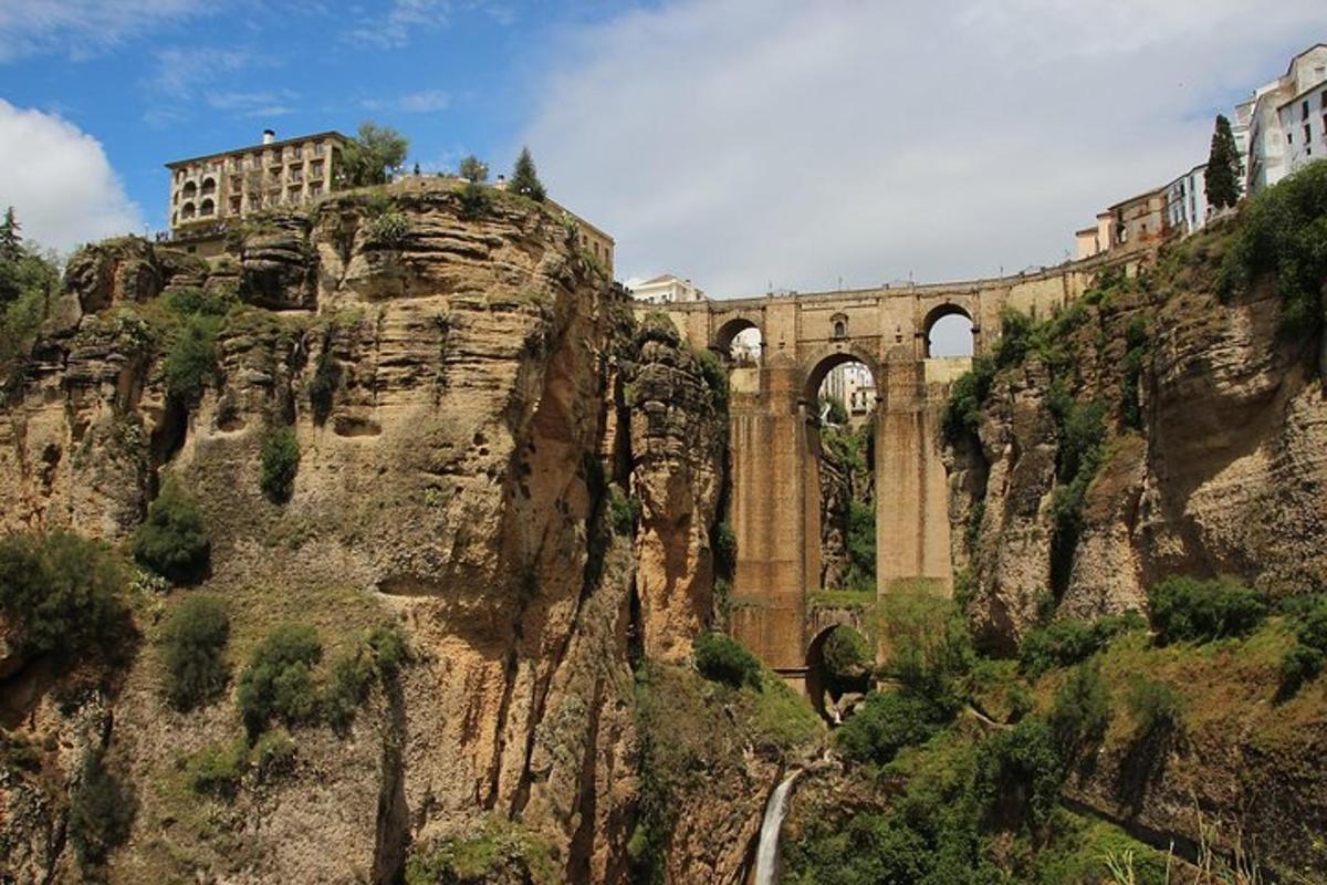 un pont al vessant d'una muntanya
