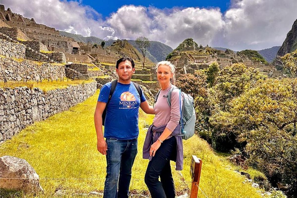 ein Mann und eine Frau stehen auf einem Berg