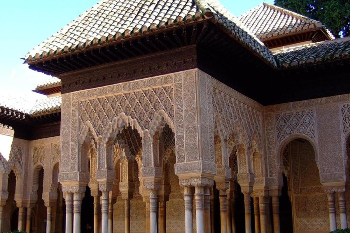 un edificio con un tetto di tegole sopra