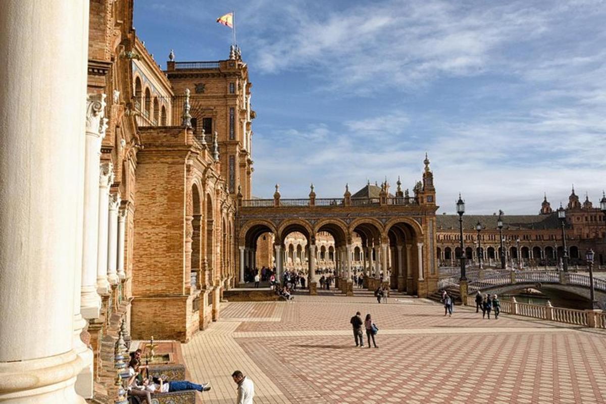 un grande edificio con persone che camminano davanti ad esso