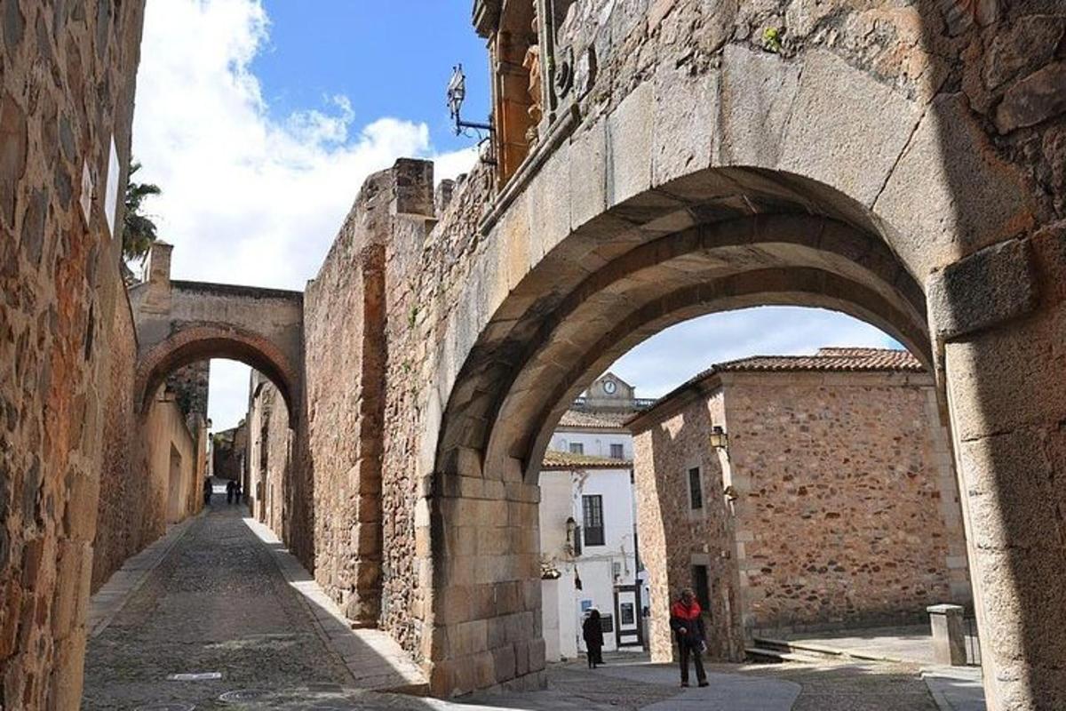 ένα σοκάκι με καμάρες σε ένα παλιό κτίριο