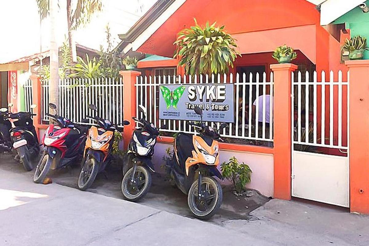 isang hilera ng mga motorsiklo ang nakaparada sa harap ng isang gusali