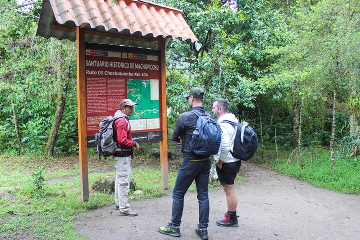 un gruppo di tre uomini in piedi davanti a un cartello
