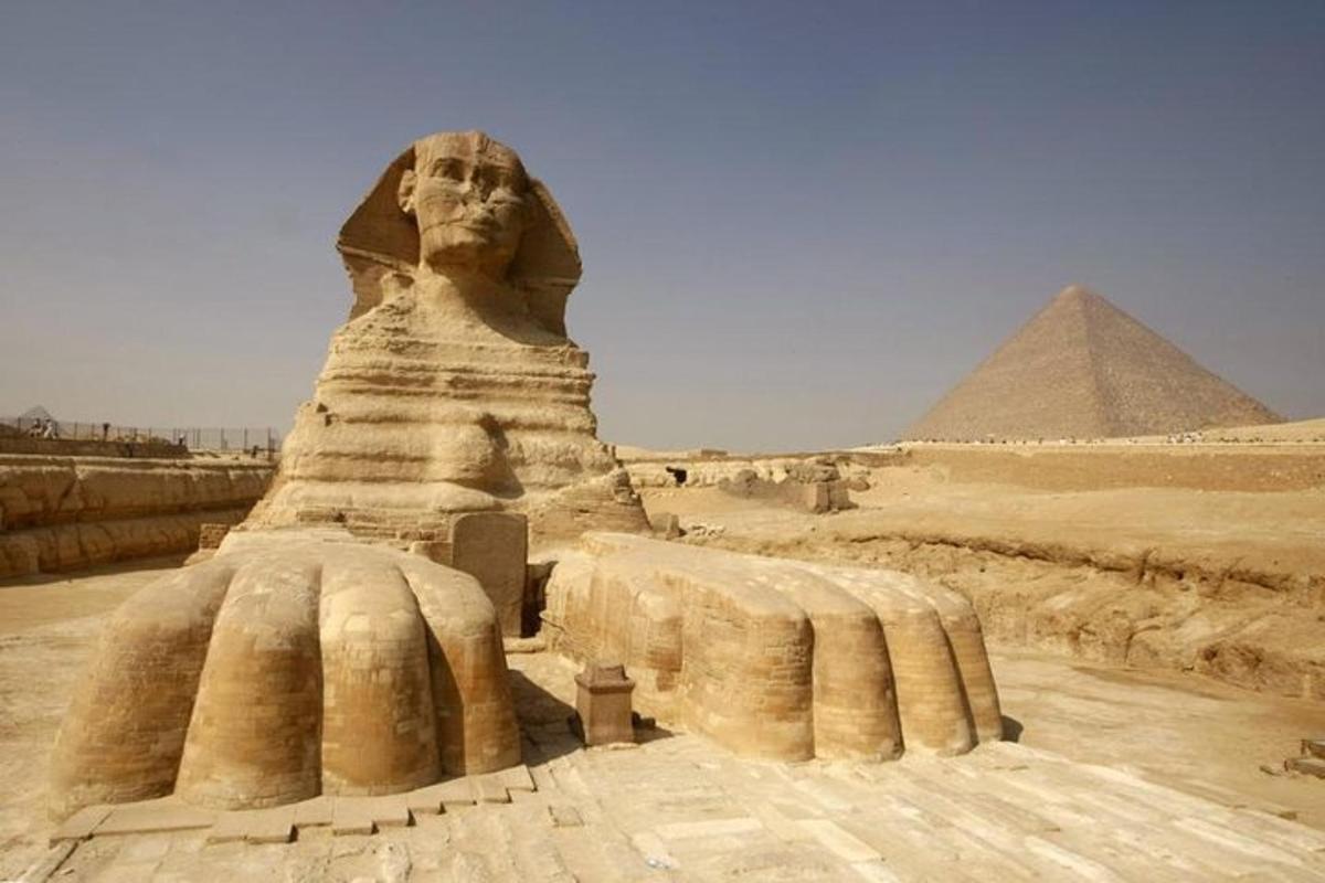 velká socha před pyramidami