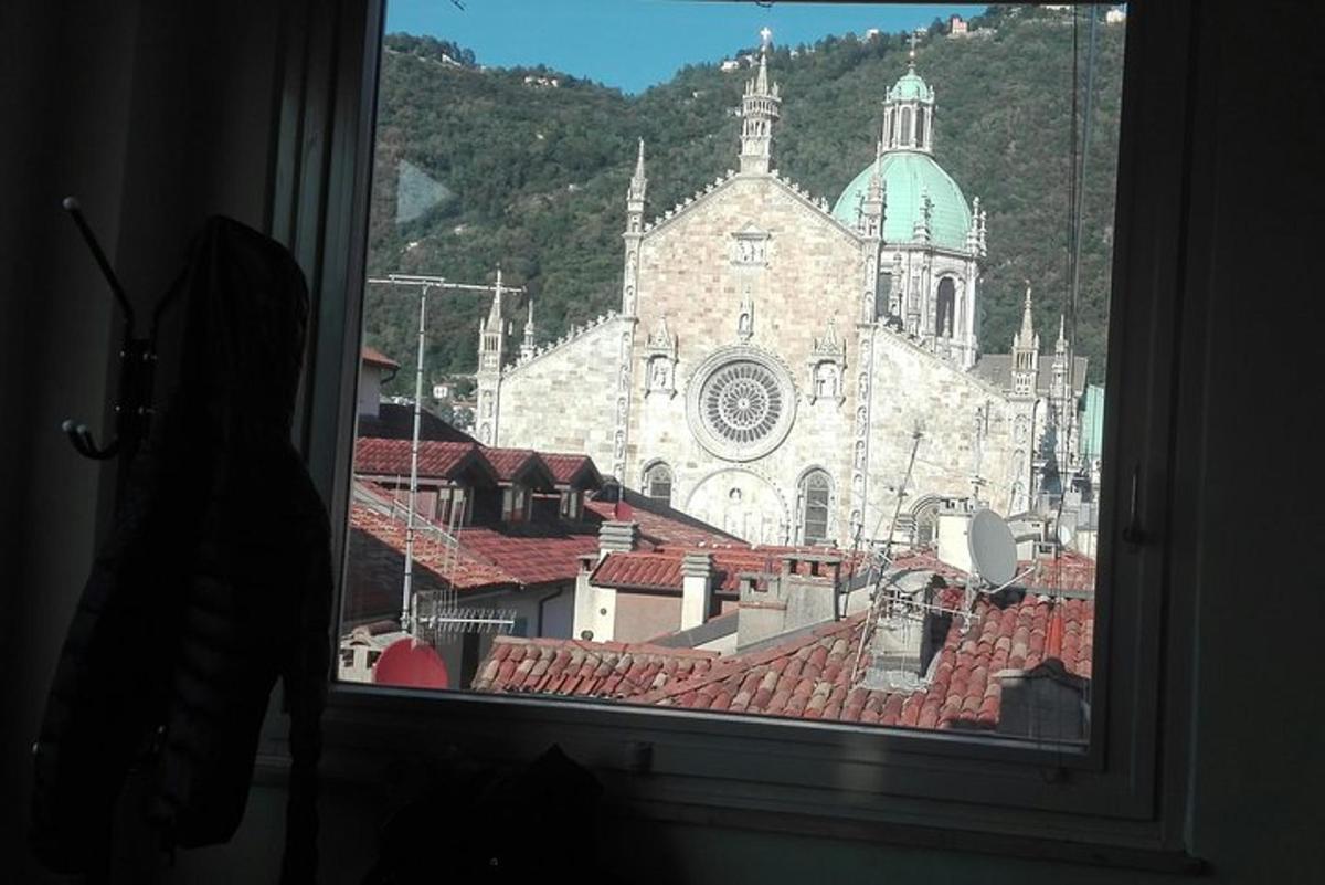 ein Blick auf eine Kirche aus einem Fenster