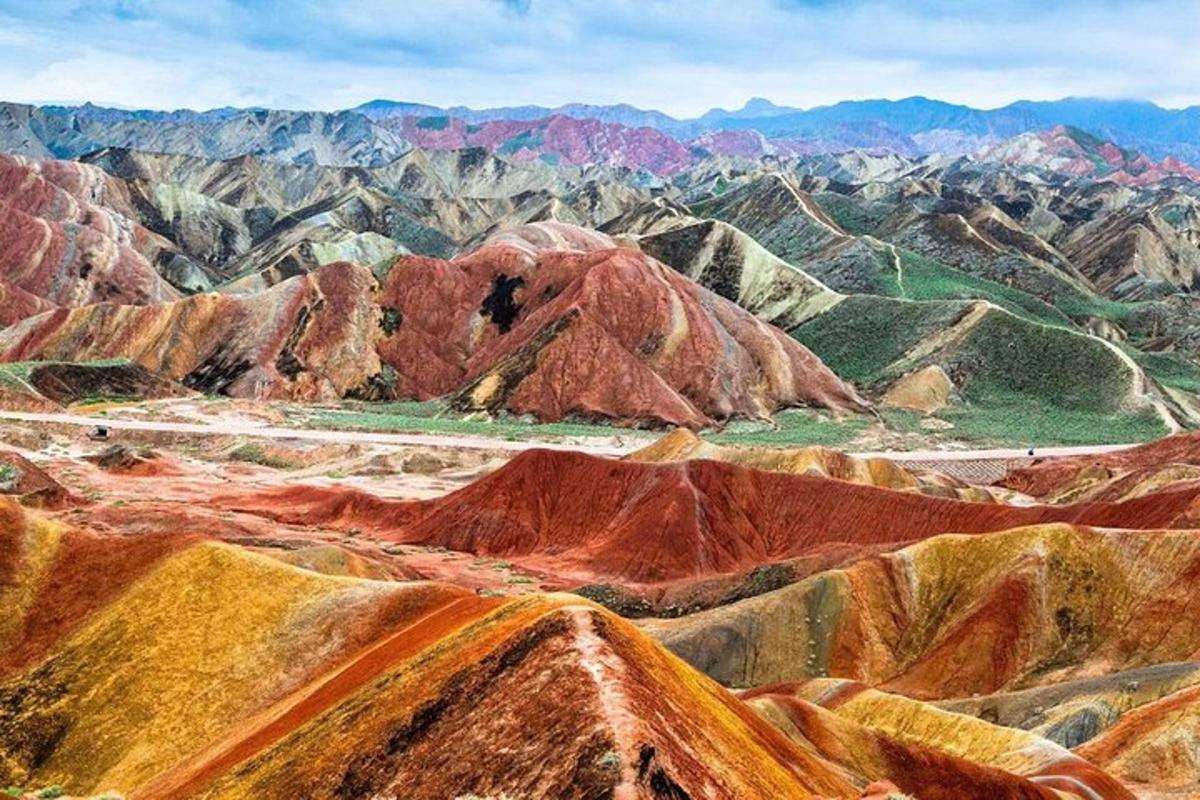 o vedere a unui lanț muntos cu munți colorați