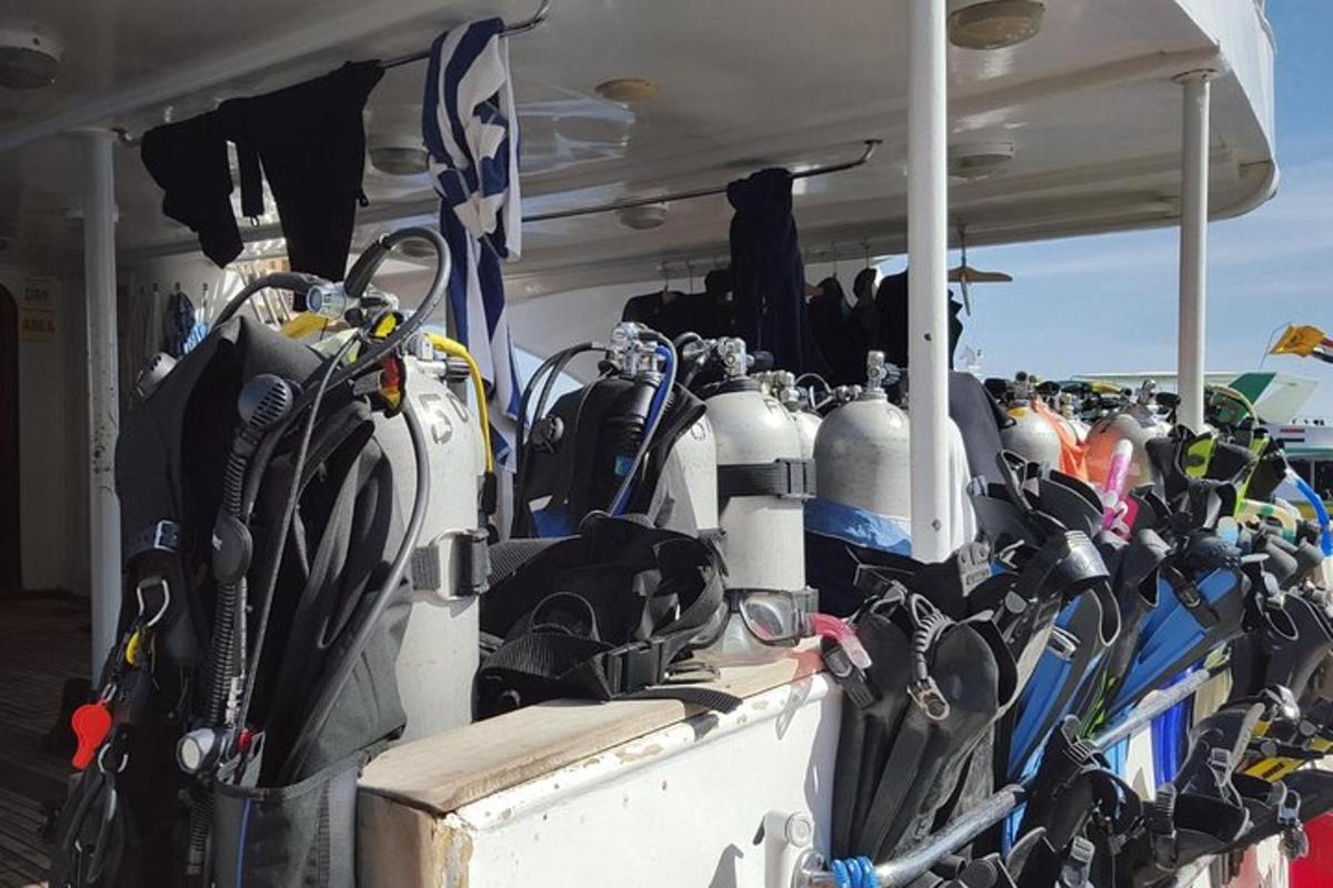 Un grupo de paraguas en la parte trasera de un barco.